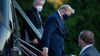 Mark Meadows (à esquerda) acompanha o presidente Donald Trump ao deixar o hospital Walter Reed, em 2 de outubro de 2020.