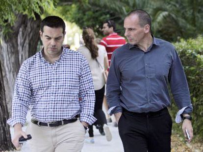 O primeiro-ministro grego, Tsipras, ao lado do ministro das Finanças, Varoufakis, no sábado, em Atenas.