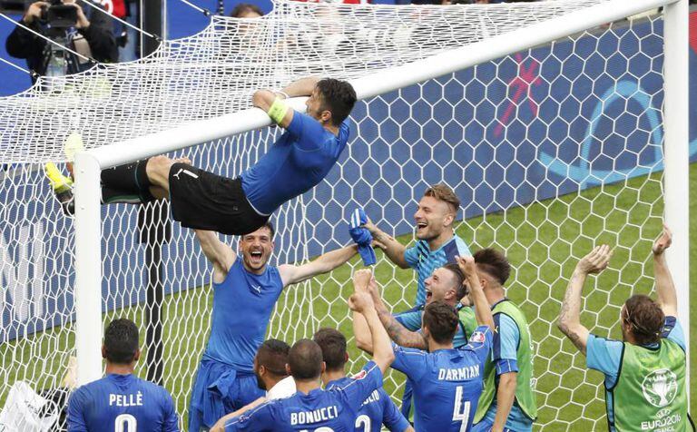 Buffon e sua já famosa comemoração depois da vitória contra Espanha.