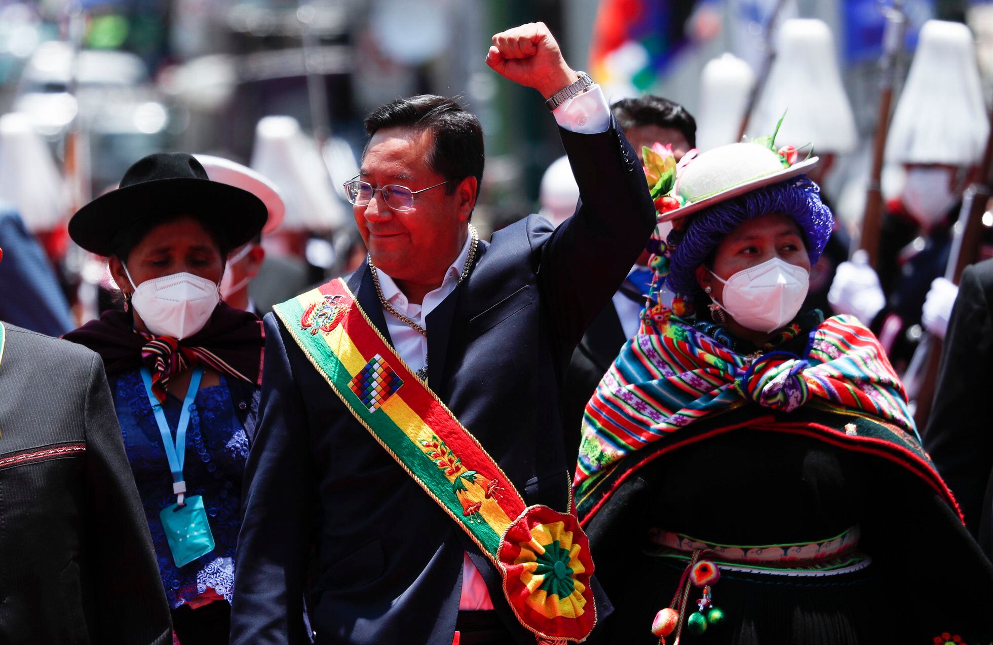 Empossado presidente da Bolívia, Luis Arce quer voar sozinho para sair