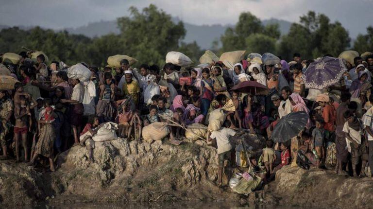 Refugiados rohingyas esperam para cruzar o rio Naf, que delimita a fronteira entre Myanmar e Bangladesh, em 9 de outubro