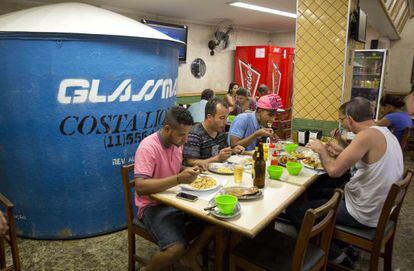 Clientes de restaurante de São Paulo dividem espaço com reservatório de água.