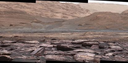 Foto tirada pelo robô Curiosity em seu avanço rumo ao monte Sharp.