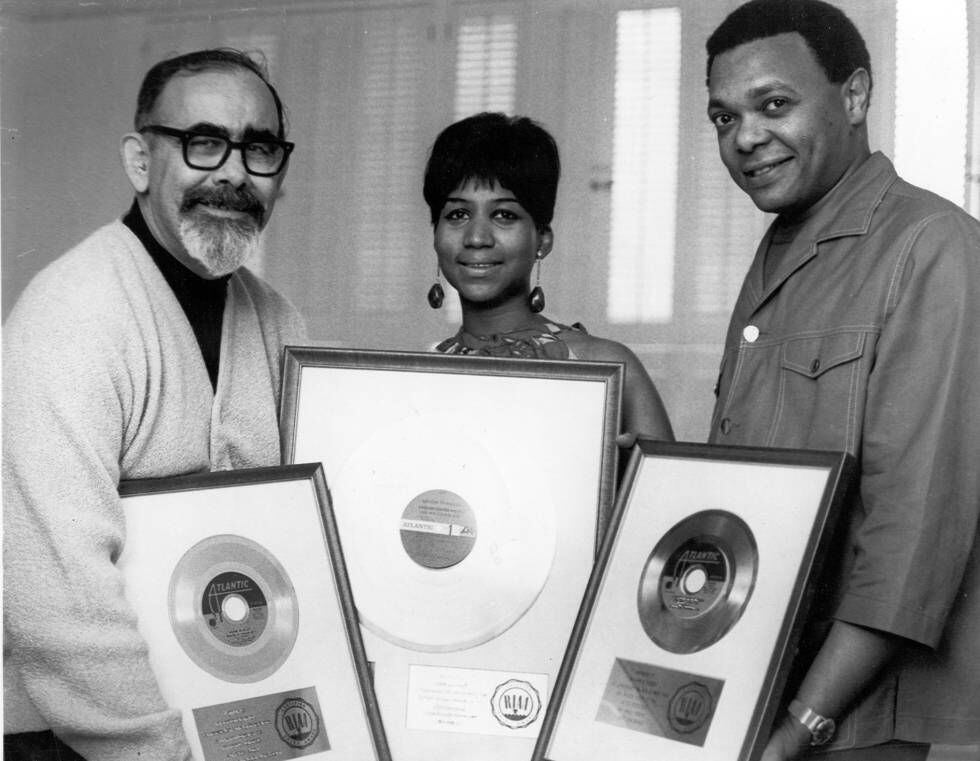Da esq. para a dir.: o produtor Jerry Wexler, da Atlantic, Aretha Franklin e o marido e empresário da cantora, Ted White, numa imagem de 1968 em Nova York. 