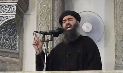 Abu Bakr Al Baghdadi durante sermão em mesquita no Iraque em julho.