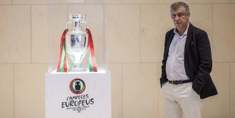 O treinador de futebol de Portugal, Fernando Santos.