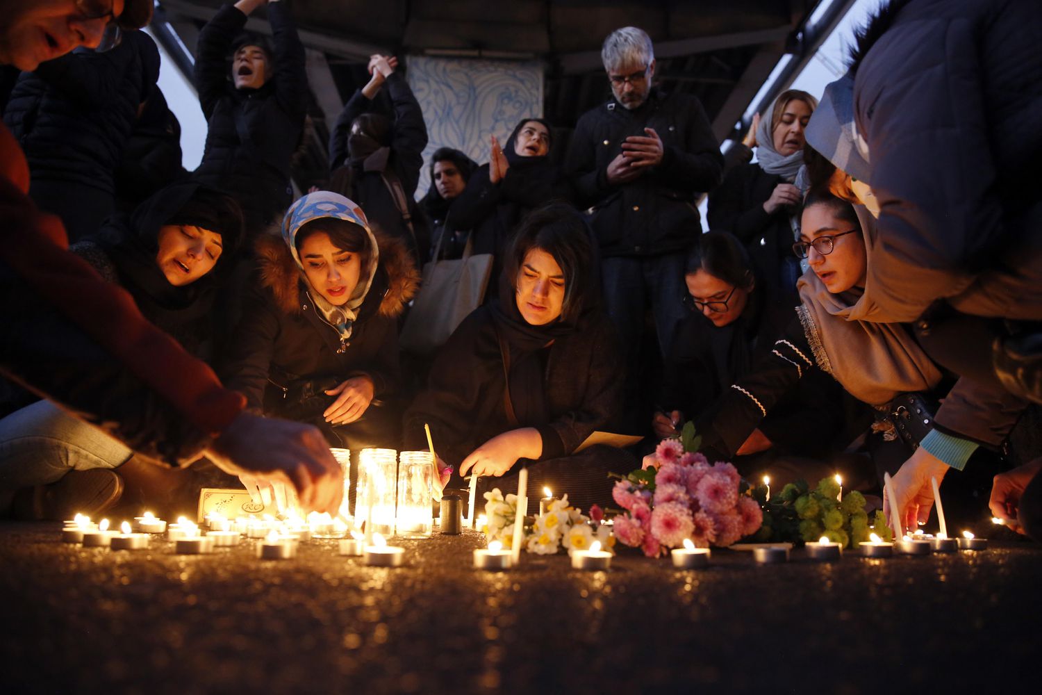 Vigília em Teerã neste sábado pelas 176 vítimas do avião ucraniano.