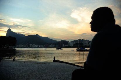 Homem observa o morro da Urca, no Rio.