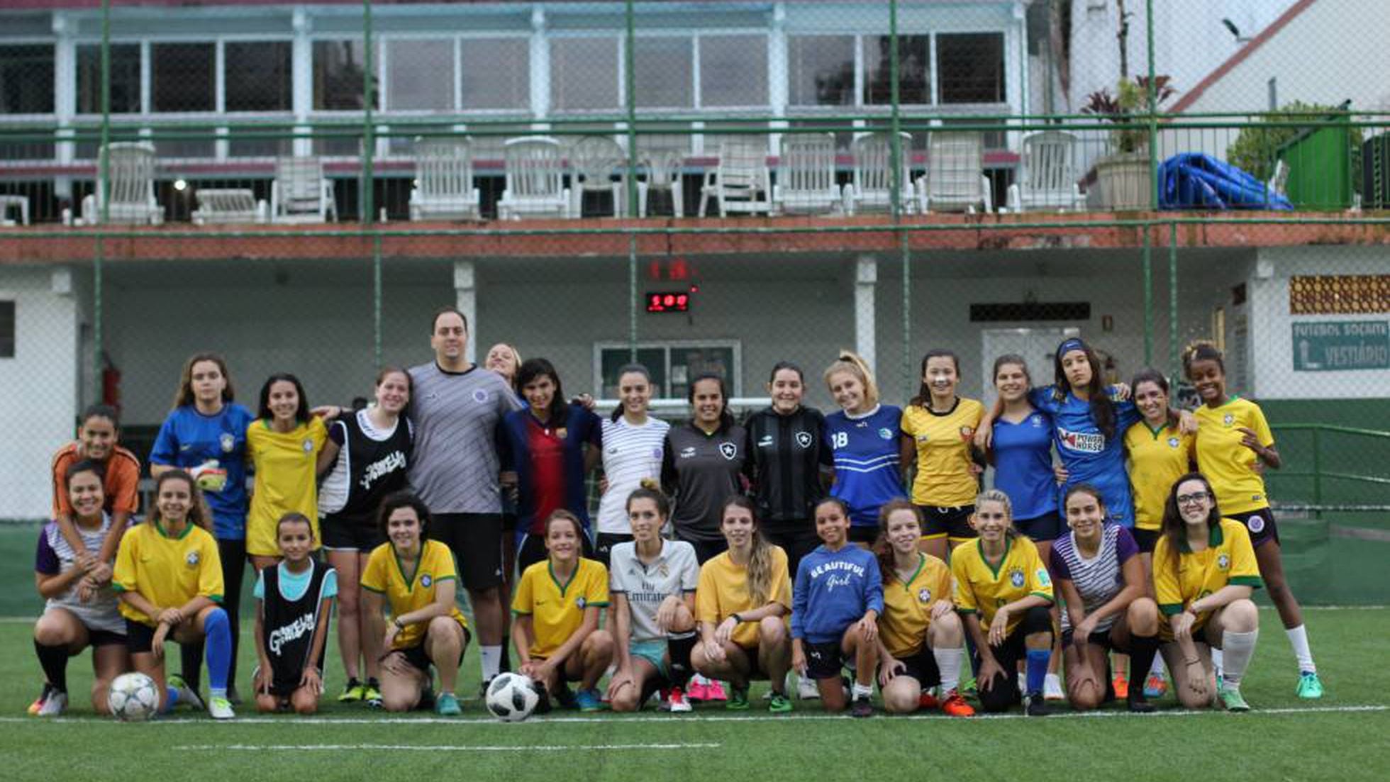 Duas Meninas Bonitas No Levantamento Do Campo De Jogos Da Escola