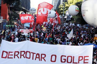 Manifestantes protestam na avenida Paulista contra a reforma da previd&ecirc;ncia proposta pelo Governo Temer, nesta sexta-feira, 31 de mar&ccedil;o. 