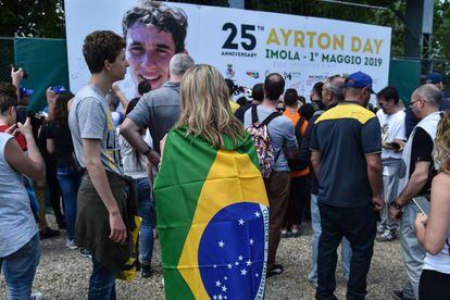 Fãs assinam pôster em homenagem a Ayrton Senna em Imola, na Itália, onde o piloto morreu há 25 anos. Local foi palco de homenagens nesta quarta.