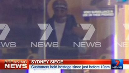 Reprodução de TV australiana mostra o homem que a polícia aponta como um dos suspeitos.
