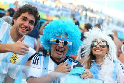 Torcedores argentinos apoiam sua sele&ccedil;&atilde;o durante o jogo contra a Su&iacute;&ccedil;a.