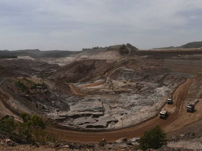 A mineradora Samarco trabalha na recuperação de diques que foram impactados com o rompimento da barragem de Fundão.