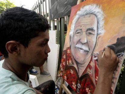 Um pintor retrata García Márquez em Aracataca.