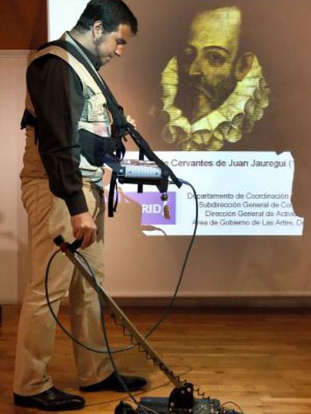 Um operário mostra o funcionamento do georradar que se usará para buscar os restos de Cervantes.