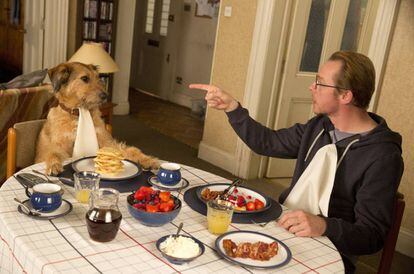 O ator Simon Peeg está fazendo uma coisa que desagrada seu cão no filme 'Absolutamente Impossível' (2015).
