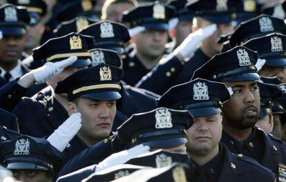 Milhares de policiais rendem homenagem ao agente durante o funeral.
