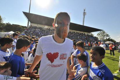Jogadores do Inter e Aimoré homenageiam Márcio Chagas da Silva.