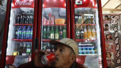 Homem toma refrigerante no México, país que já tem um imposto sobre bebidas açucaradas.