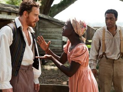 Os atores Michael Fassbender, Lupita Nyong&#039;o e Chiwetel Ejiofor em uma cena do filme &#039;12 Anos de Escravid&atilde;o&#039;.