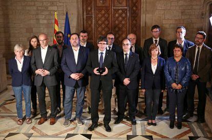 Puigdemont, no centro, e sua equipe de Governo antes da votação.