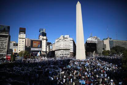 Manifestação contra o Governo de Alberto Fernández junto ao obelisco de Buenos Aires, nesta segunda-feira. Em vídeo, milhares de argentinos saem às ruas contra a reforma judicial do Governo.