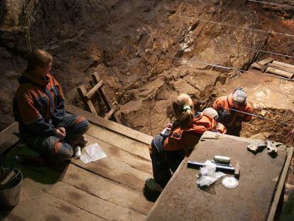 Escavação na cova de Denisova (Rússia).