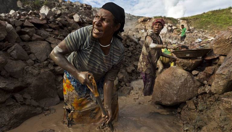Duas mulheres extraem ouro na mina de Porgera em Papua Nova Guiné.