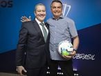 Jair Bolsonaro posa ao lado de Rogério Caboclo, presidente da CBF.