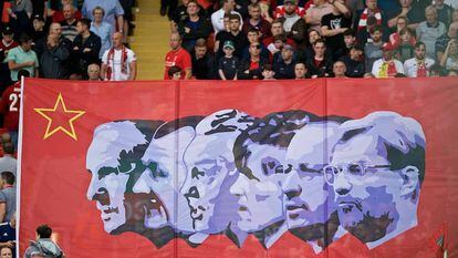 Uma faixa em Anfield homenageia treinadores ilustres do Liverpool: da esquerda para a direita, Shankly, Paisley, Fagan, Dalglish, Benítez e Klopp.