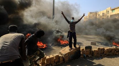 Cidadãos protestam diante de uma barricada no centro de Cartum (Sudão), nesta segunda-feira. Em vídeo, imagens das manifestações.