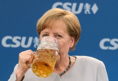 Angela Merkel se refresca depois de discursar em um ato da CSU