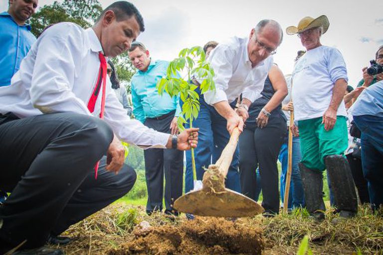 Geraldo Alckmin durante ação para preservar mananciais.