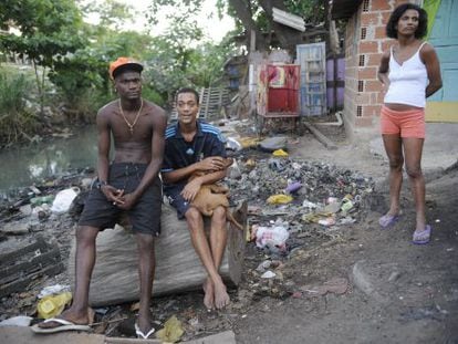 Moradores do Complexo da Maré, no Rio de Janeiro, em abril deste ano.