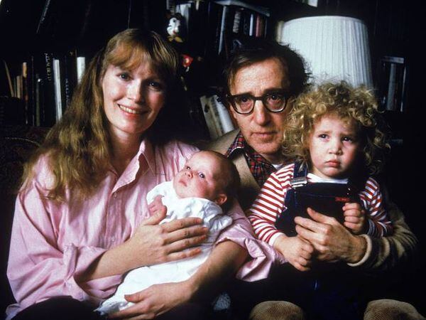 Retrato familiar de Mia Farrow, Woody Allen y sus hijos Satchel (después Ronan) y Dylan realizado a inicios de 1988.