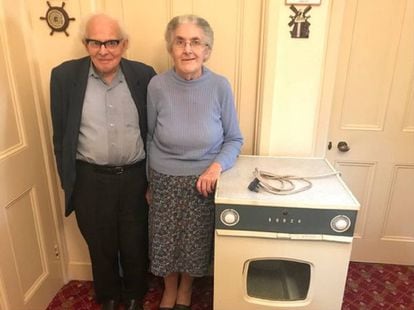 Sydney e Rachel Saunders com a secadora que usaram por 55 anos.