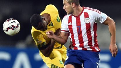 Morgan disputa com Bobadilla durante a partida.