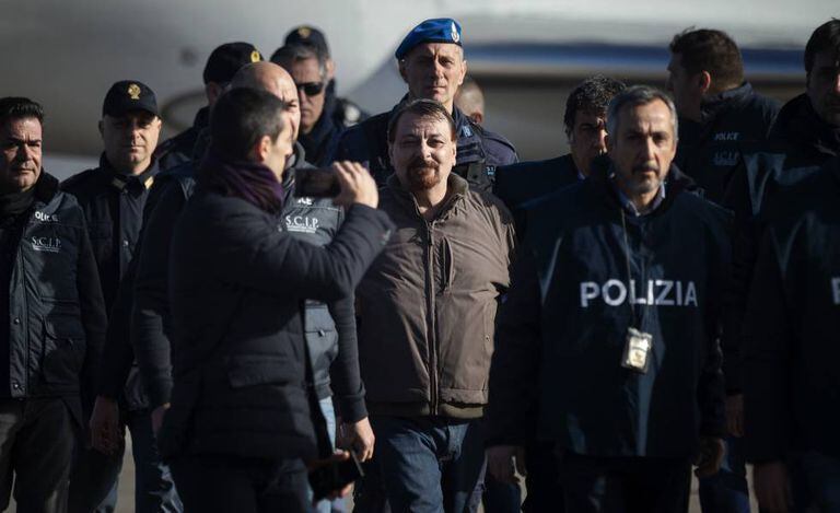O ex-terrorista de extrema esquerda, Cesare Battisti, ao chegar na segunda-feira ao aeroporto de Ciampino em Roma.