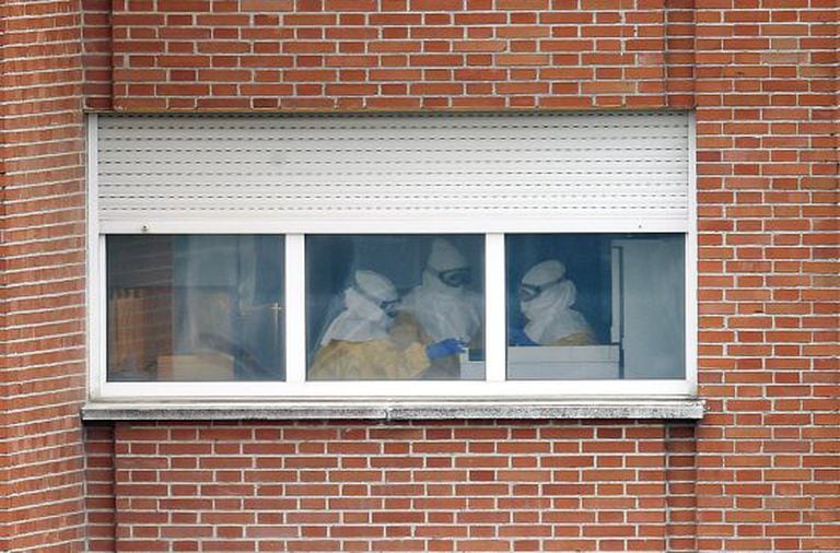 Na imagem, funcionários com o equipamento de proteção.