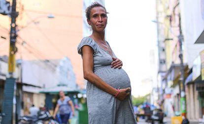 Iriana, grávida de 9 meses, posa para foto no centro de Recife