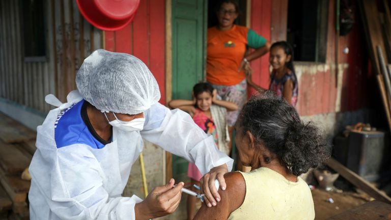 Mulher recebe a primeira dose da vacina da AstraZeneca em Manacapuru, Amazonas, em 1º de fevereiro.