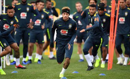 Antes de enfrentar o Uruguai, seleção treina no CT do Arsenal.