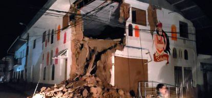 Imagem publicada pelo Corpo de Bombeiros de dano provocado pelo terremoto na cidade de Yurimaguas.
