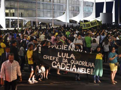 Protesto diante do Planalto contra Dilma.