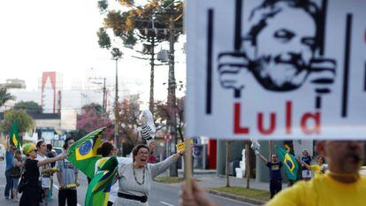 Pessoas festejam em Curitiba a condenação de Lula.