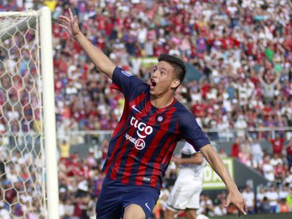 O atacante Fernando Ovelar celebra seu primeiro gol pelo Cerro Porteño diante do Olimpia.