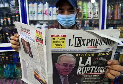 Um argelino segura um jornal com uma foto do chanceler Ramtane Lamamram na capa, em 25 de agosto, após o rompimento das relações diplomáticas com o Marrocos.