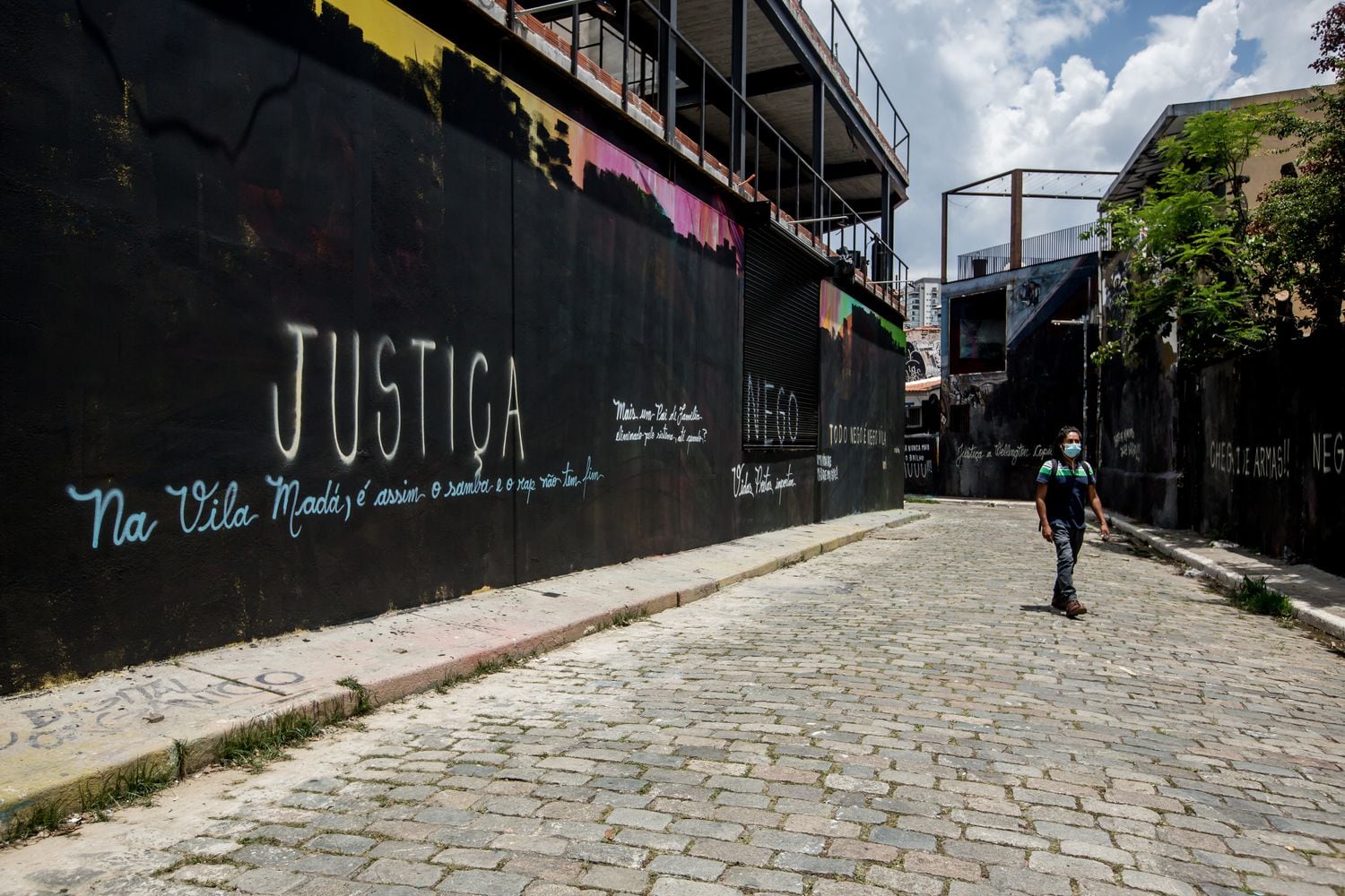 Mural coberto com tinta preta e a palavara "Justiça" no Beco do Batman, na Vila Madalena, em São Paulo.