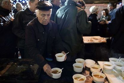 Aposentados gregos jantam durante uma vigília de protesto.